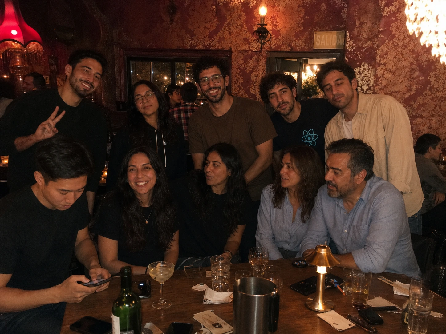 El equipo de Gauge alrededor de una mesa, de noche