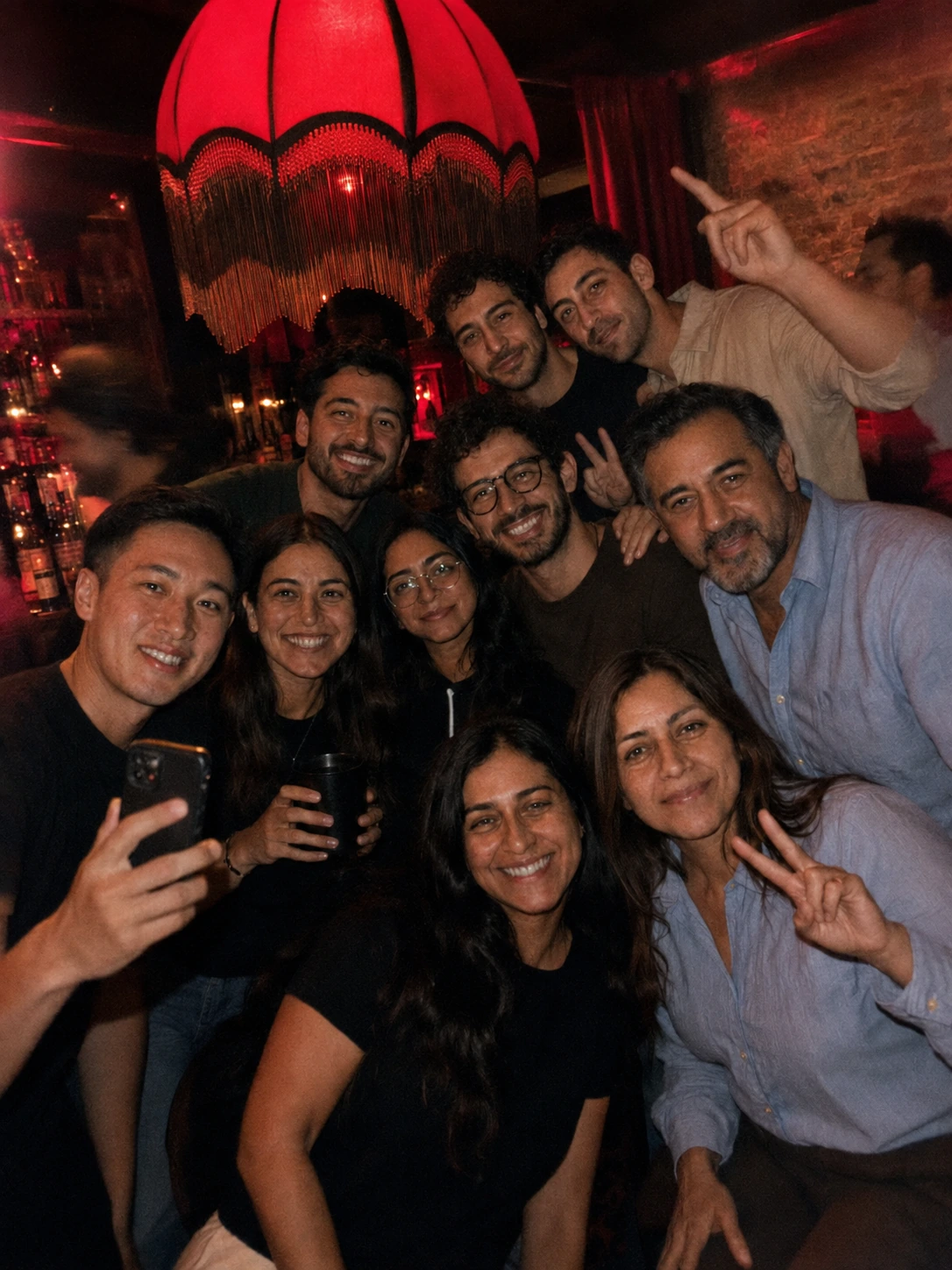 Selfie del equipo de Gauge en un bar